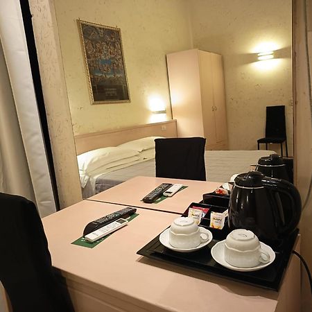 Hotel Julia Roma Esterno foto