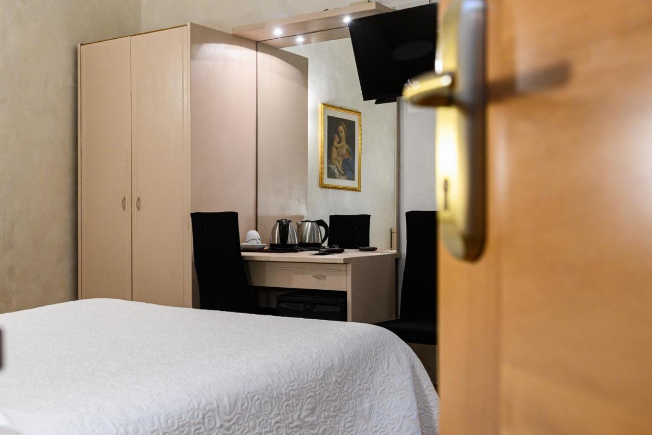 Hotel Julia Roma Esterno foto